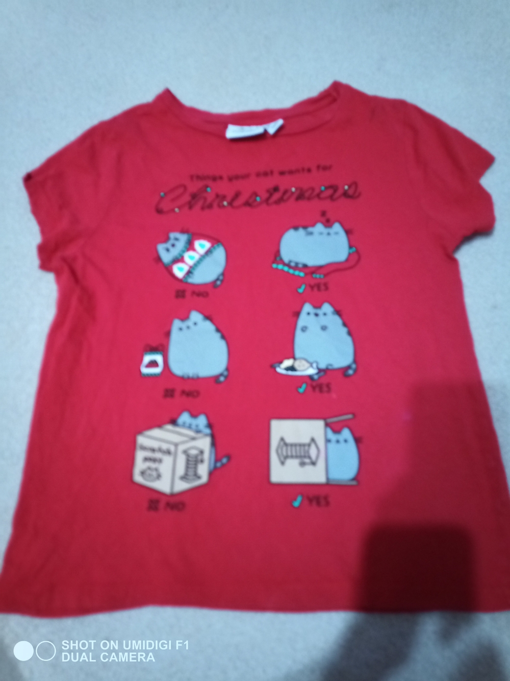 Red Pusheen Graphic Holiday T-Shirt size Small